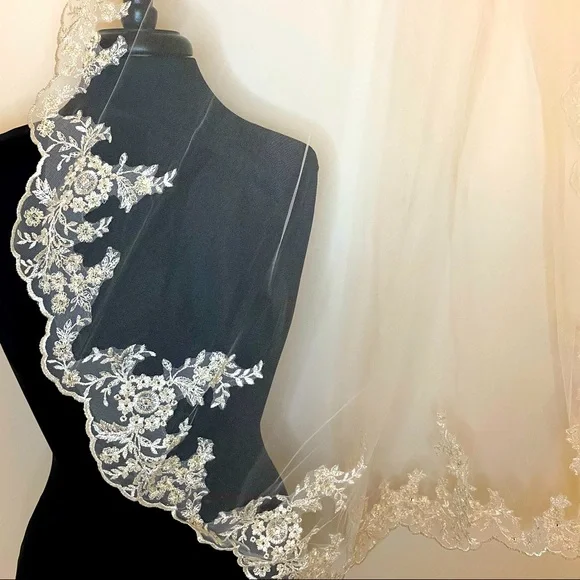 Scalloped Edge Lace Bridal Veil - Picture 2 of 16